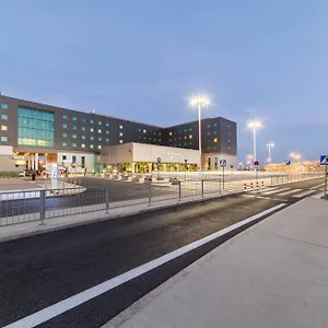 מלון Courtyard By Marriott Airport